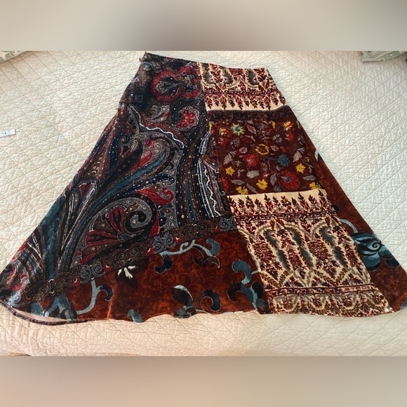 ETRO crushed velvet skirt, size EU 42.  Made in Italy.  Beautiful colors.  Lined - Picture 7 of 7